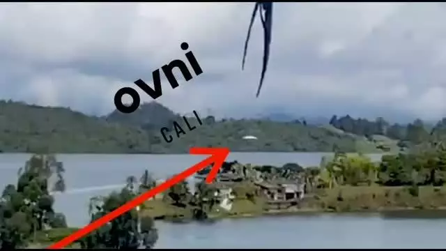UFO, Kolombiya Cali’deki Bir Ormanda Bulunan Adadaki Kulübelerin Yakınına İndi (30 Kasım 2020)